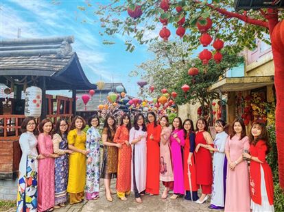 CBCNV nữ Airtech Thế Long khoe sắc trong tà áo dài truyền thống