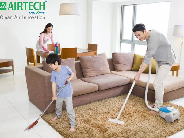 Vệ sinh nhà cửa thường xuyên là một cách phòng tránh ô nhiễm bụi mịn trong nhà.