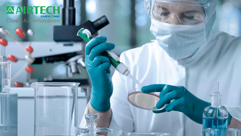 Trang bị đầy đủ đồ bảo hộ đảm bảo an toàn phòng thí nghiệm