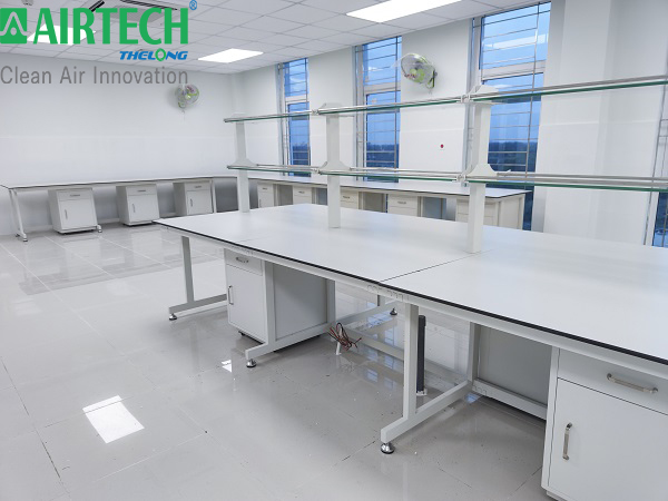 Về chất liệu, bàn thí nghiệm được chia thành 2 loại là mặt gỗ và mặt kim loại.