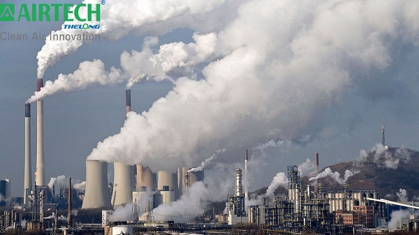 Sản xuất công nghiệp là một trong những nguồn gốc các loại khí độc.