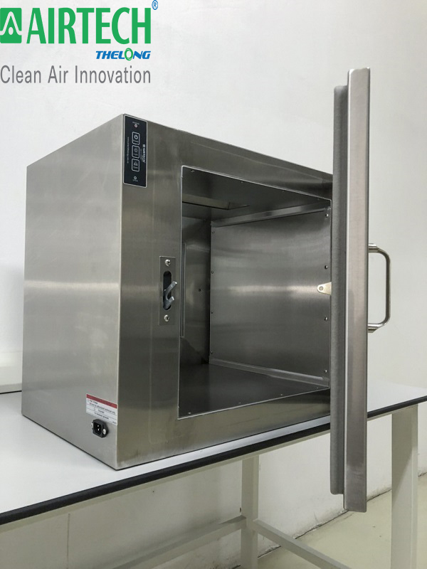 Bạn không nên nhìn thẳng vào đèn UV đang sáng bằng mặt thường trong quá trình dùng Passbox.