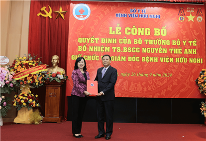 Bộ trưởng Đào Hồng Lan trao quyết định bổ nhiệm Giám đốc Bệnh viện Hữu Nghị