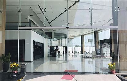 Cửa tiền sảnh bệnh viện